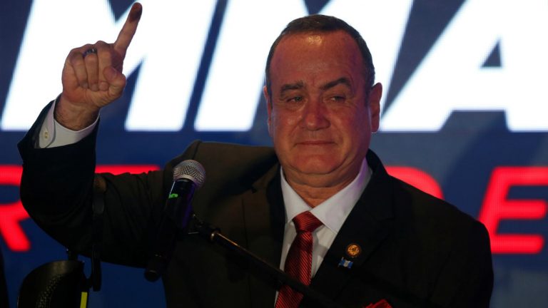 Guatemala rompe sus relaciones diplomáticas con el gobierno de Venezuela.