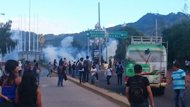 universitarios que protestaron contra Reelección