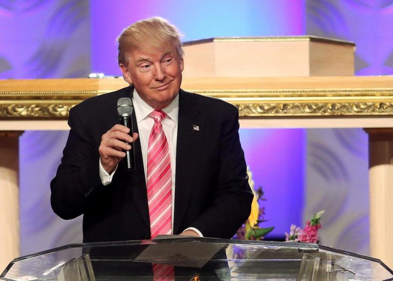 Trump: No queremos que Dios sea expulsado de las plazas ni de las escuelas