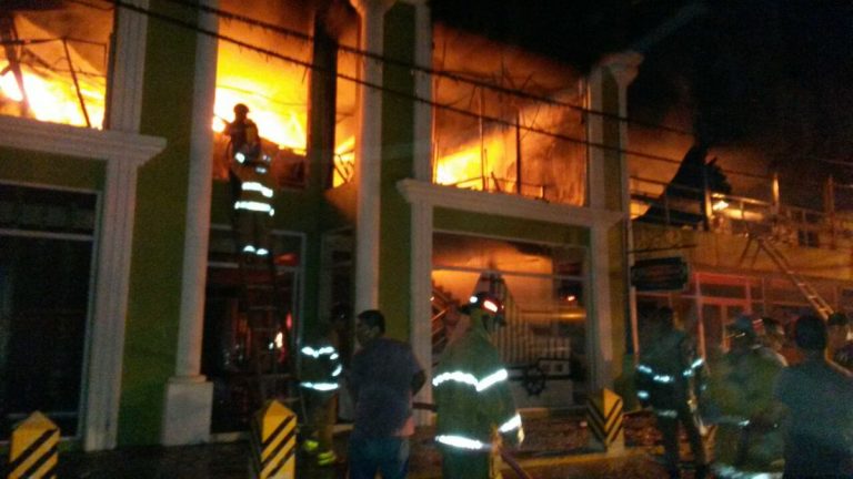 VIDEO | Se incendia Mangys Store en La Masica, Atlántida