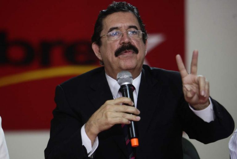 VIDEO | Seguidor de Mel Zelaya se va a los golpes contra periodista frente a la Corte Suprema de Justicia
