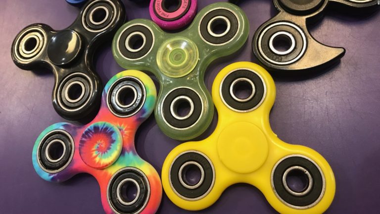¿Qué es el Fidget Spinner, el juguete que fascina a niños y adultos?