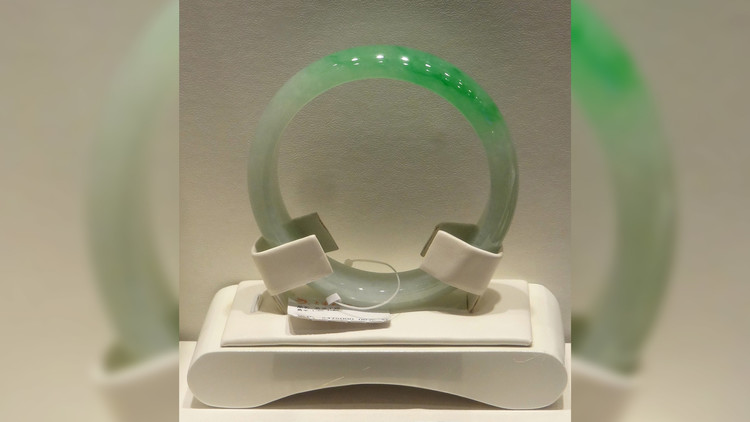 Mujer se desmaya en una tienda tras romper una pulsera de 44.000 dólares