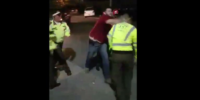 VIDEO | Ciudadanos ebrios pelean con policías municipales