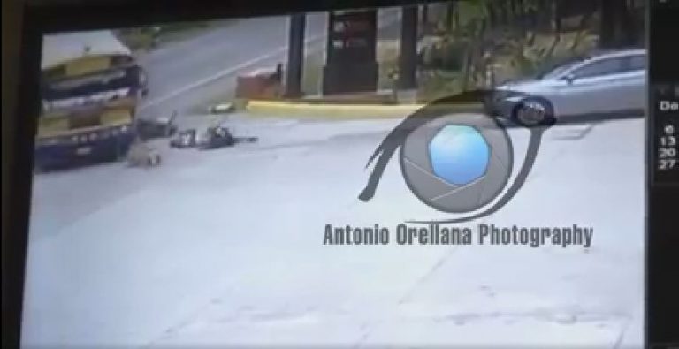 VIDEO muestra como un bus impacta brutalmente contra motociclista