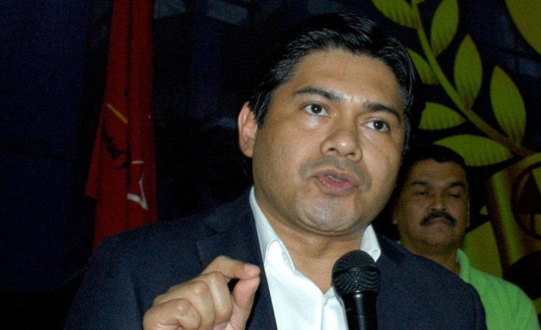 Wilfredo Méndez de LIBRE comenta que Nasralla es un «hombre gay»