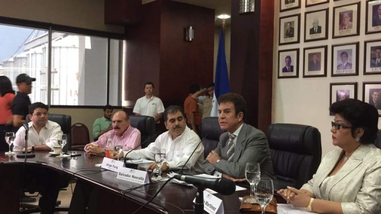 Nasralla se presenta en la CCIC ante escasa audiencia y división interna