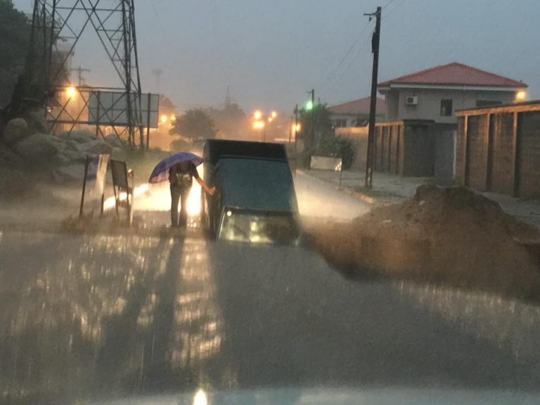 Ciudadanos molestos por las inundaciones en la «Smart City» de Calidonio