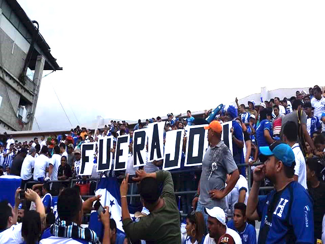 Afición gritó «¡Fuera JOH!» durante el partido de Honduras – México