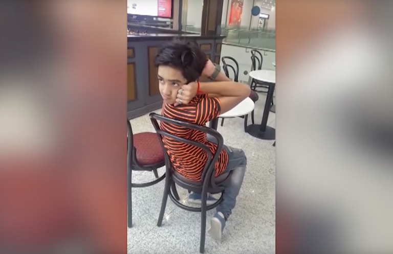 VIDEO | Asombroso niño de 14 años es capaz de girar su cabeza 180 grados