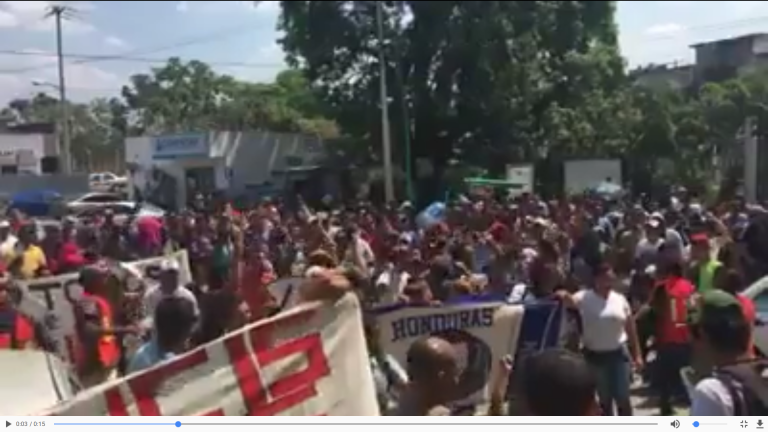 Gritan «FUERA JOH» frente a consulado de Honduras en Tapachula, México