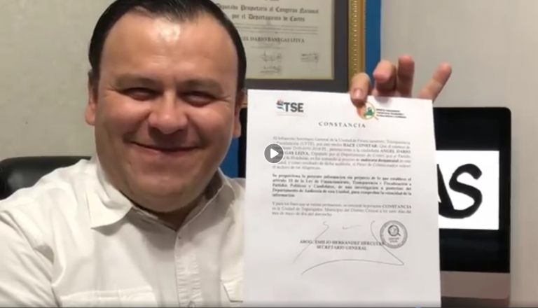 Banegas presenta una constancia de solvencia en su campaña política