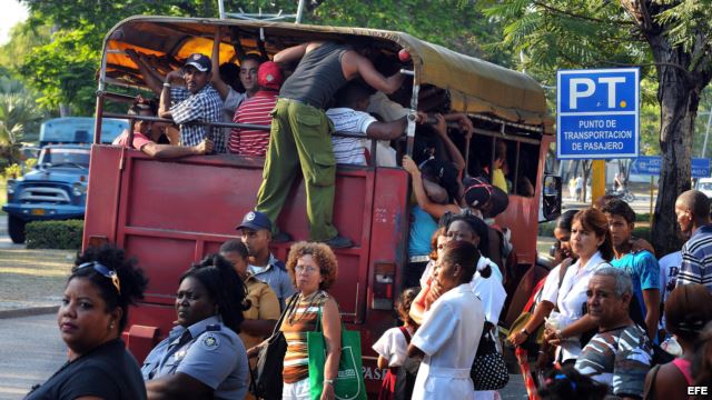 VIDEO | Subidos a camiones como ganado por falta de autobuses en Venezuela