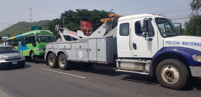 Con bombas lacrimógenas y grúas desalojan a transportistas en Tegucigalpa