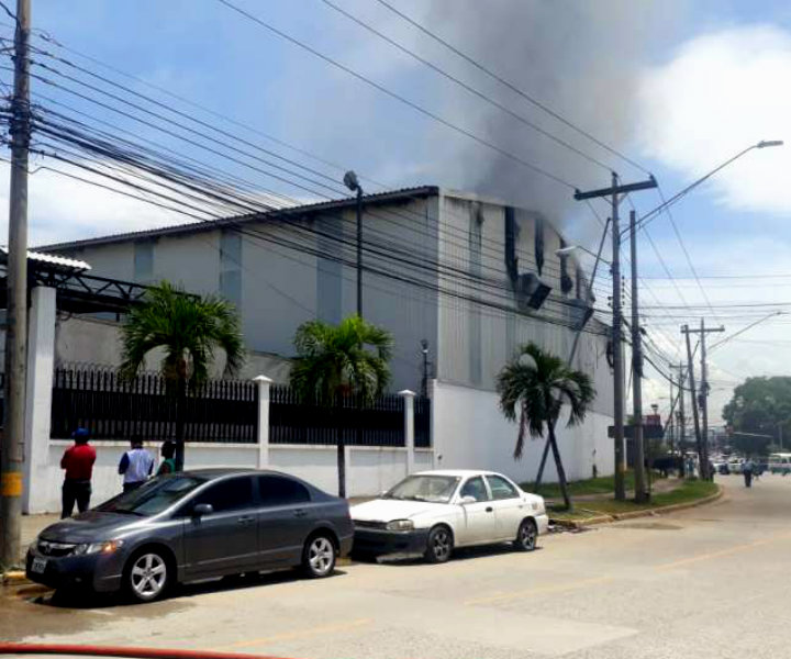 Bomberos aplacan peligroso incendio en la embotelladora de la Pepsi